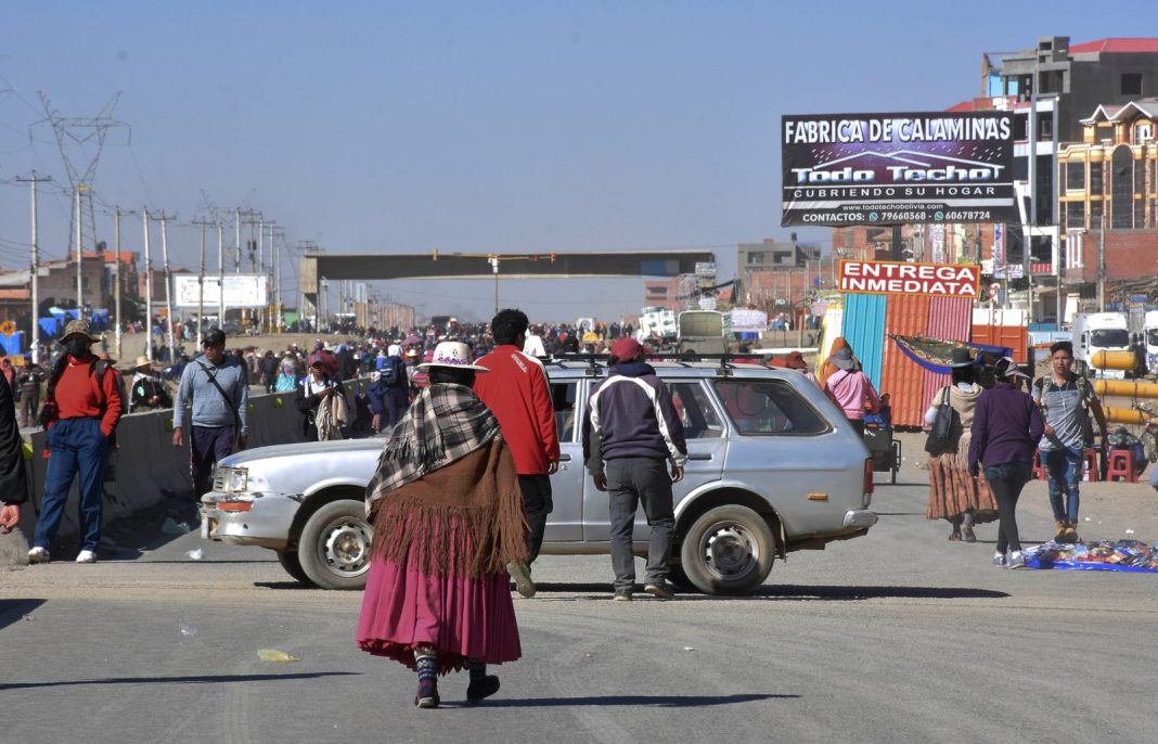 Transportistas de El Alto paralizan la ciudad por segundo día exigiendo