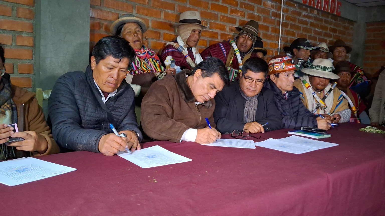 Acuerdo pone fin a bloqueo en la doble vía Oruro La Paz Periódico La