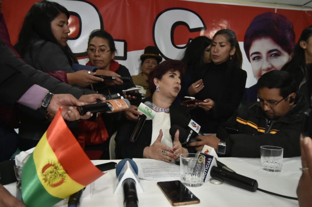 Barriga brindó una conferencia de prensa para dar a conocer su renuncia a la candidatura. Foto: APG