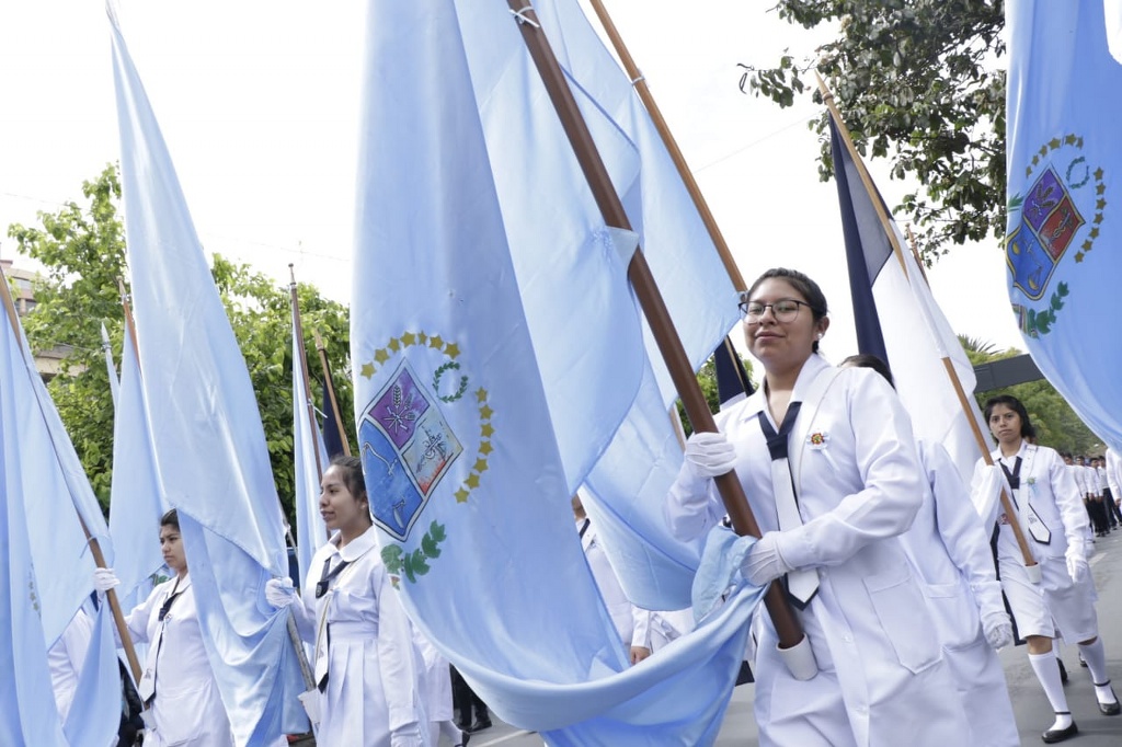 Los estudiantes marcharon con banderas celestes en conmemoración a los 209 aniversario. Foto: APG.