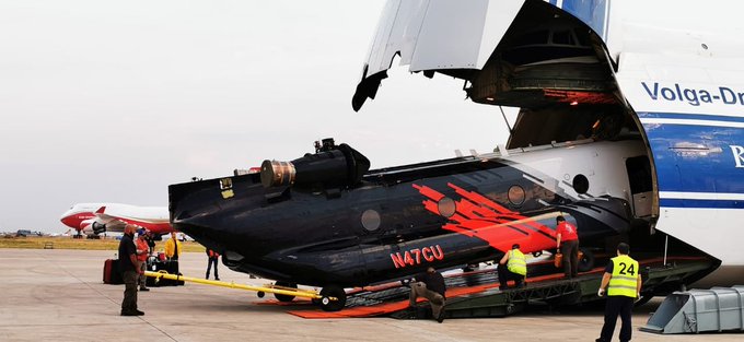 El helicóptero tiene la capacidad de cargar 12.000 litros de agua. Foto: @evoespueblo.