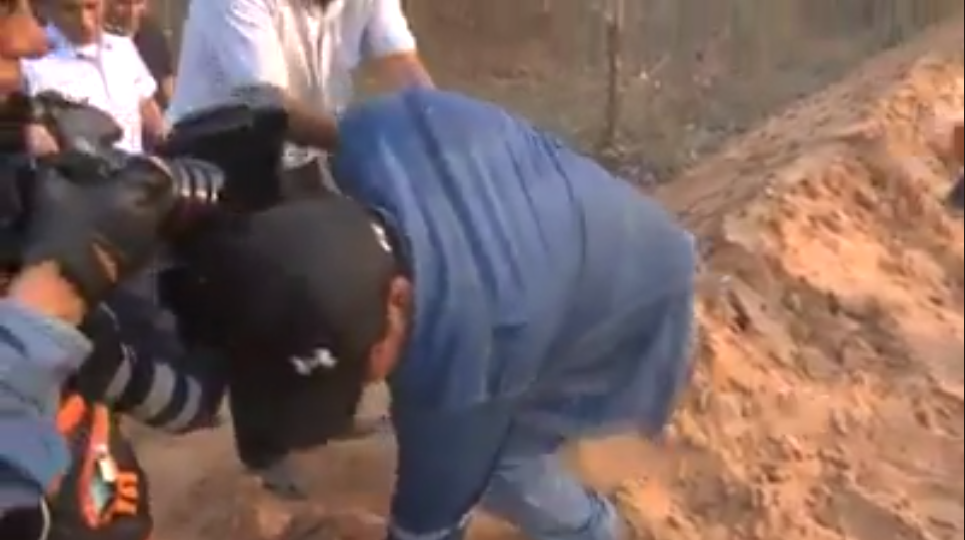 El camarógrafo se cae frente a Evo Morales y él lo empuja. Foto: Captura de pantalla.