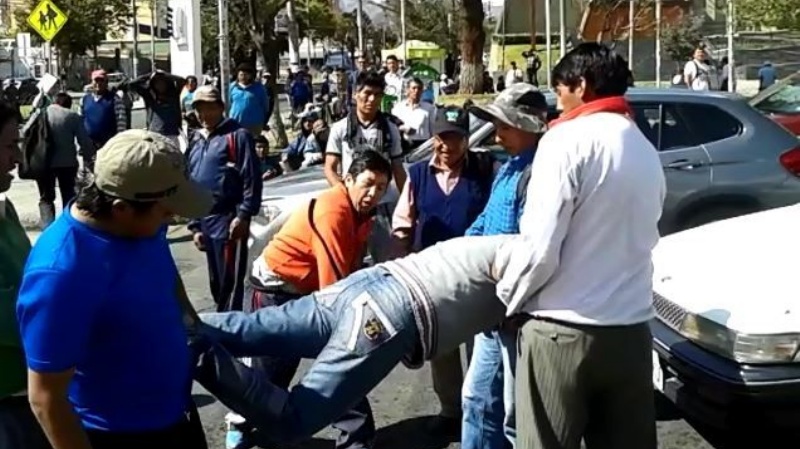 Chóferes no permitirán que se prohiba los "chicotazos". Foto: Página Siete.