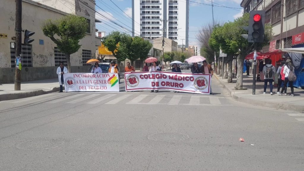 Médicos bloquearon las calles Sargento Flores y & de octubre. Foto: LA PATRIA