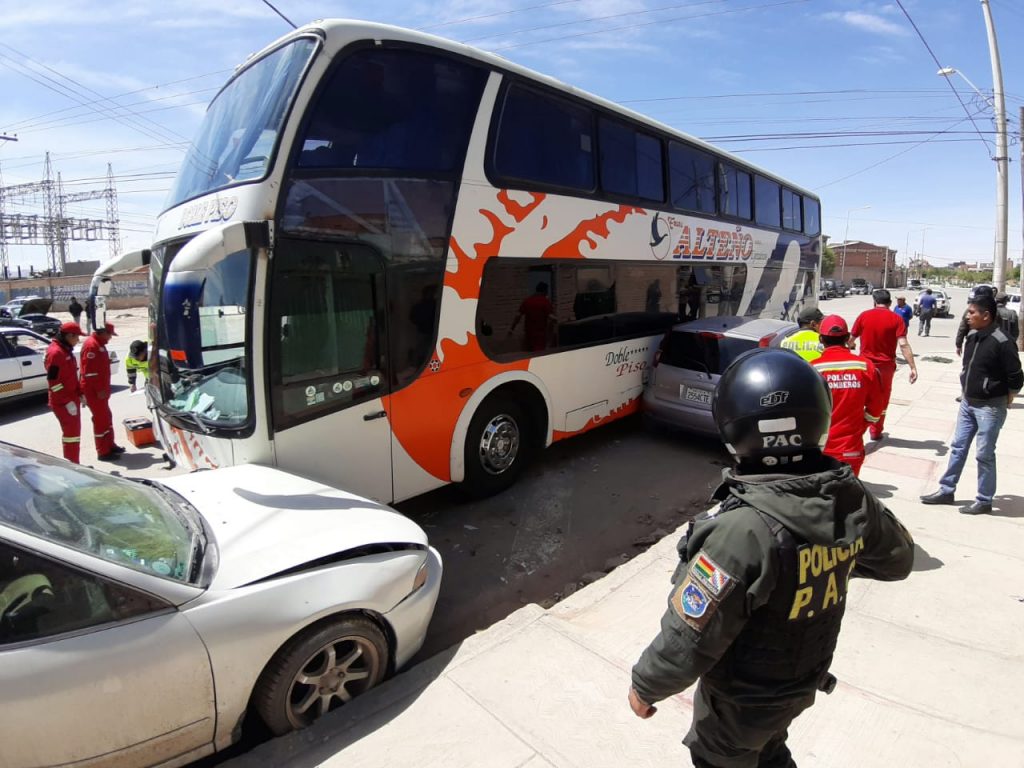 Luego de atropellar a la persona, el bus chocó contra tres vehículos. Foto: LA PATRIA