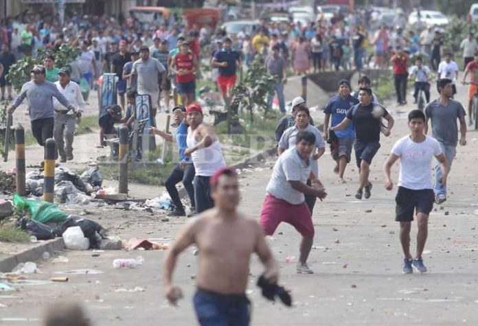 PLAN 3000 Los enfrentamientos se dieron entre comerciantes y simpatizantes del MAS contra vecinos de la zona. Foto. El Deber