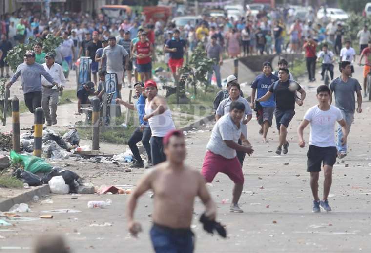 Los enfrentamientos se dieron entre comerciantes y simpatizantes del MAS contra vecinos de la zona. Foto. El Deber