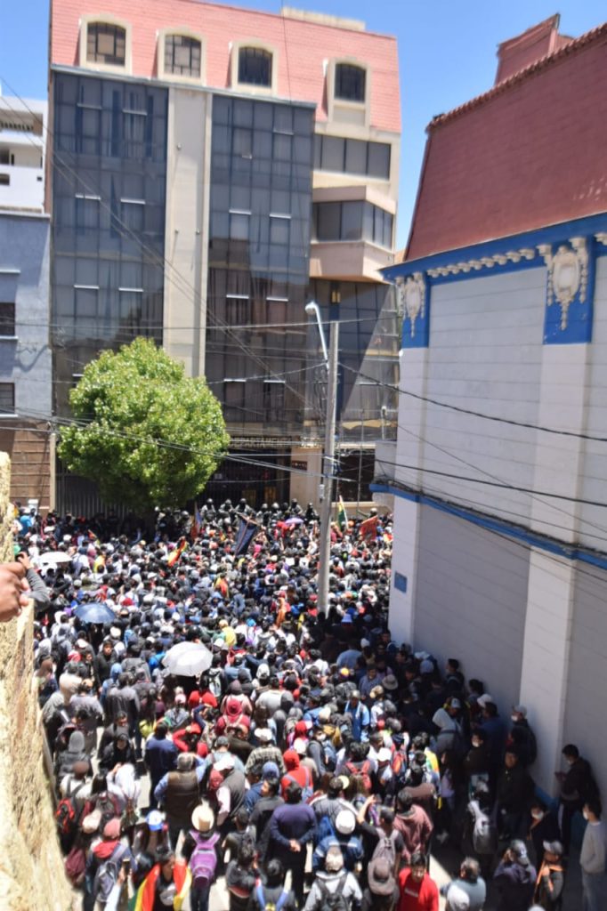 Edificio del TEDO estuvo rodeado por manifestantes. Foto: LA PATRIA /Reynaldo Bellot.