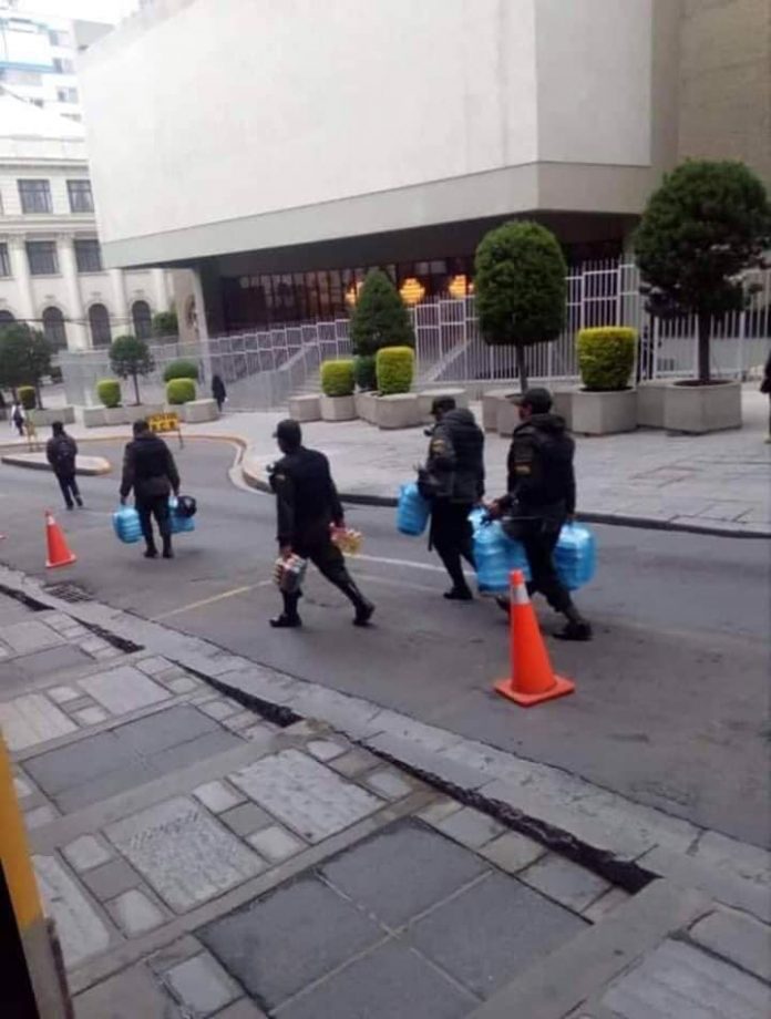 Policías llevando comida policias cargando comida
