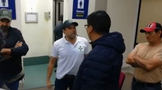 Fernando Camacho permaneció 10 horas dentro el aeropuerto de El Alto. Foto: Captura de pantalla.
