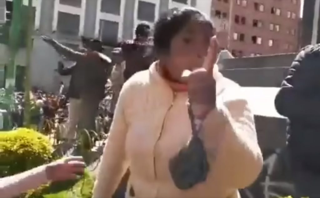 La mujer que agredió al periodista de ANF. Captura de Pantalla.