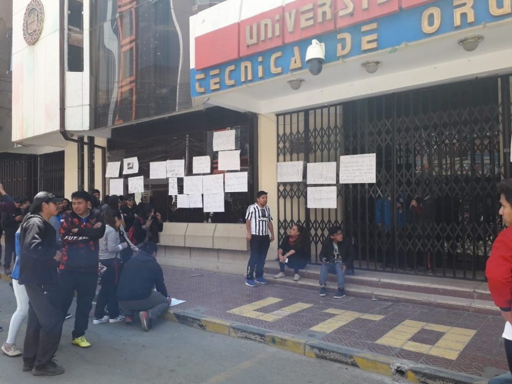 Los universitarios protestaron en puertas del rectorado. Foto: LA PATRIA.