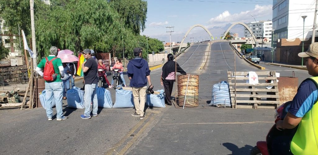 Un punto de bloqueo en Cochabamba. Foto: Opinión.