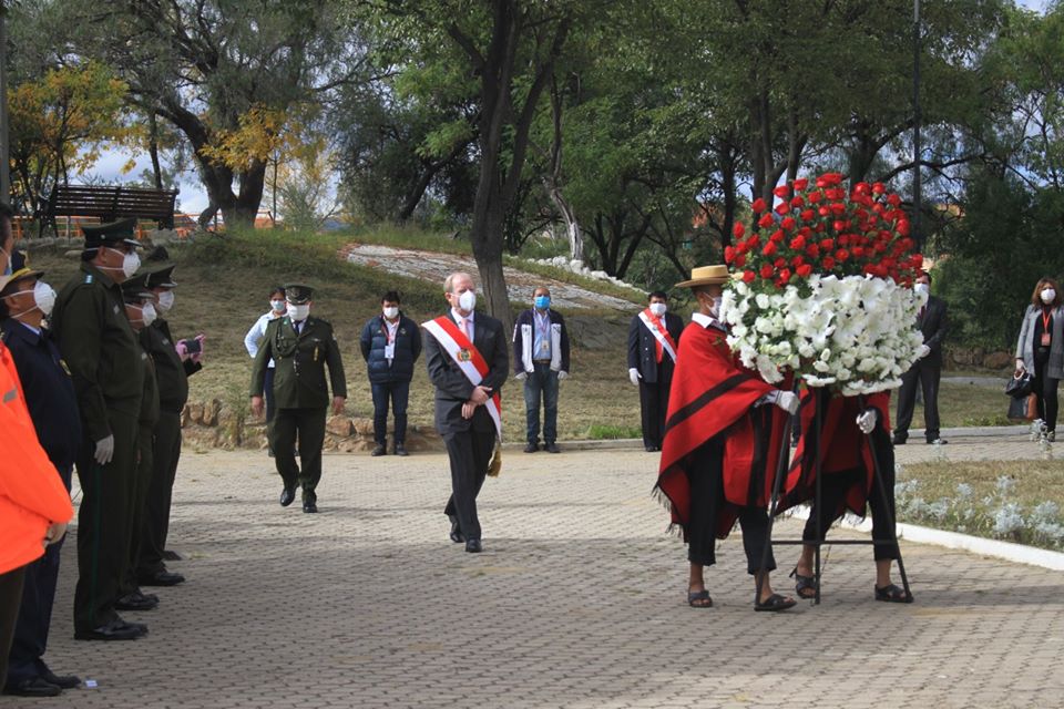 El gobernador de Tarija, Adrián Oliva, rinde su homenaje a la gesta libertaria