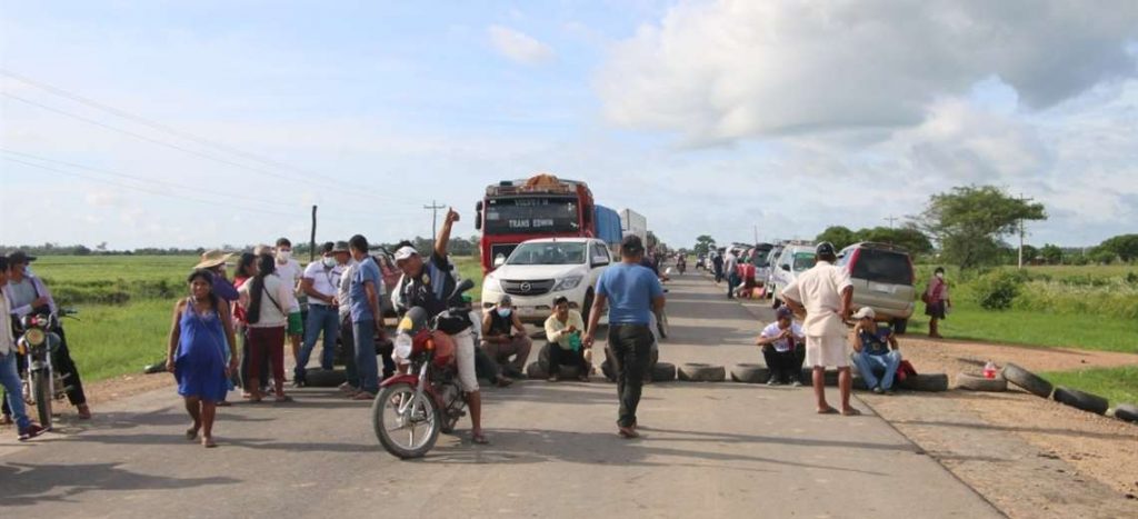 Amanece bloqueada la carretera hacia la Chiquitania, transportistas exigen mejoras