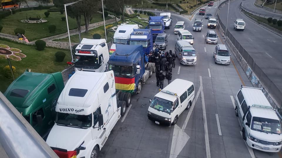 Transportistas bloquean el centro paceño en rechazo a la reactivación del tren Arica – La Paz
