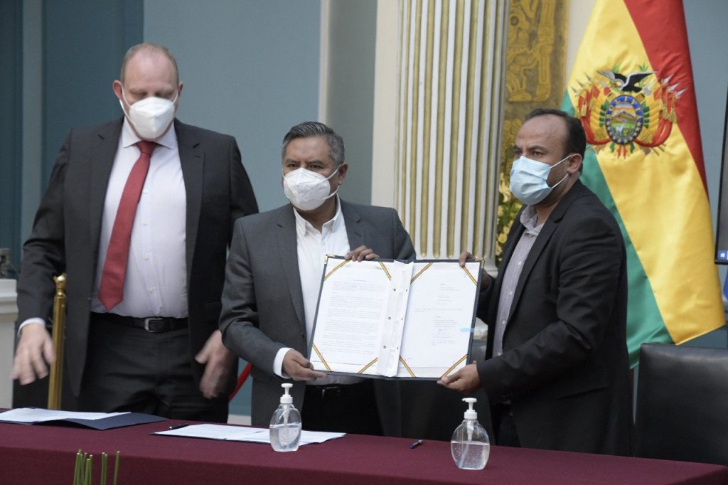 Bolivia firma acuerdo de provisión de vacunas con Biolyse y prevé la producción de vacunas Johnson & Johnson