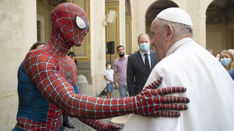 Saludo inédito del Papa Francisco y “Spiderman” en el Vaticano