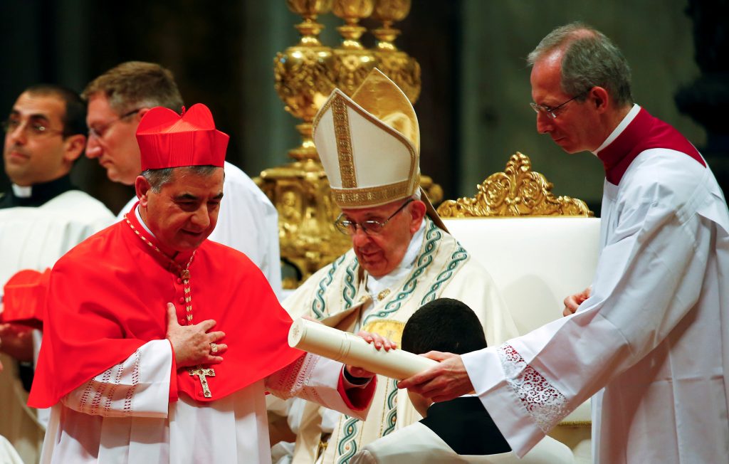 Un cardenal y diez personas más son enjuiciadas por el Vaticano
