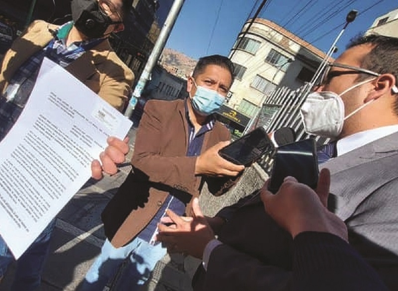 Añez solicita el cese de su detención preventiva con al menos un centenar de documentos