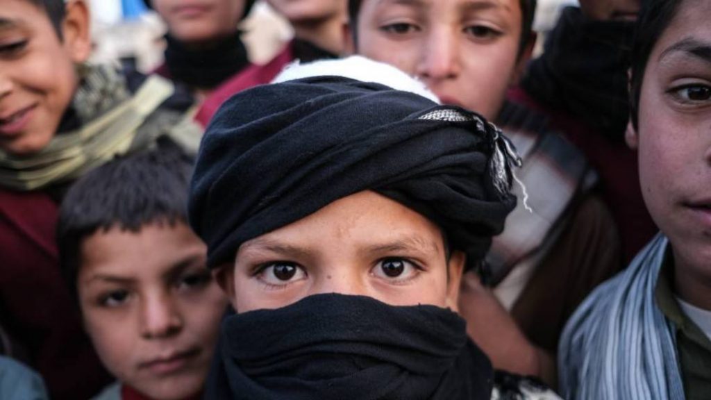 Al menos 10 millones de niños afganos necesitan asistencia humanitaria urgente
