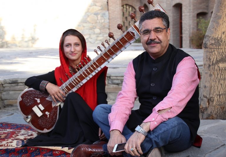 Talibanes prohíben y reprimen toda actividad musical en Afganistán