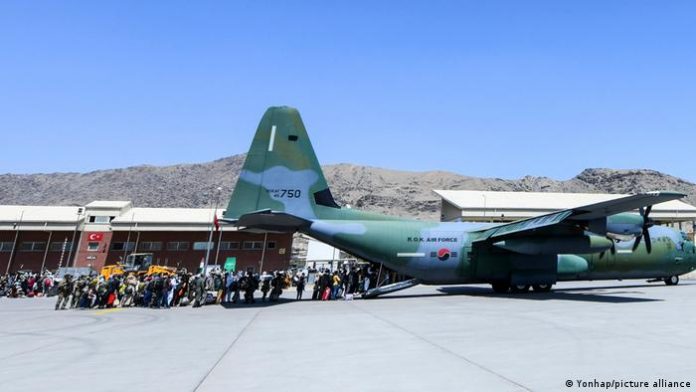 Aeropuertos-de-kabul-aglomerados Alertan de una amenaza terrorista en el aeropuerto de Kabul
