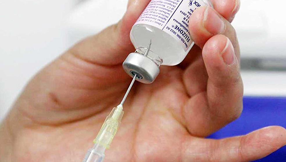Una tercera dosis de refuerzo de la vacuna anticovid es autorizada en EE.UU.