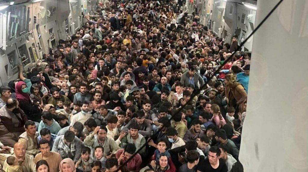 Más de 600 afganos suben en un avión para huir del país