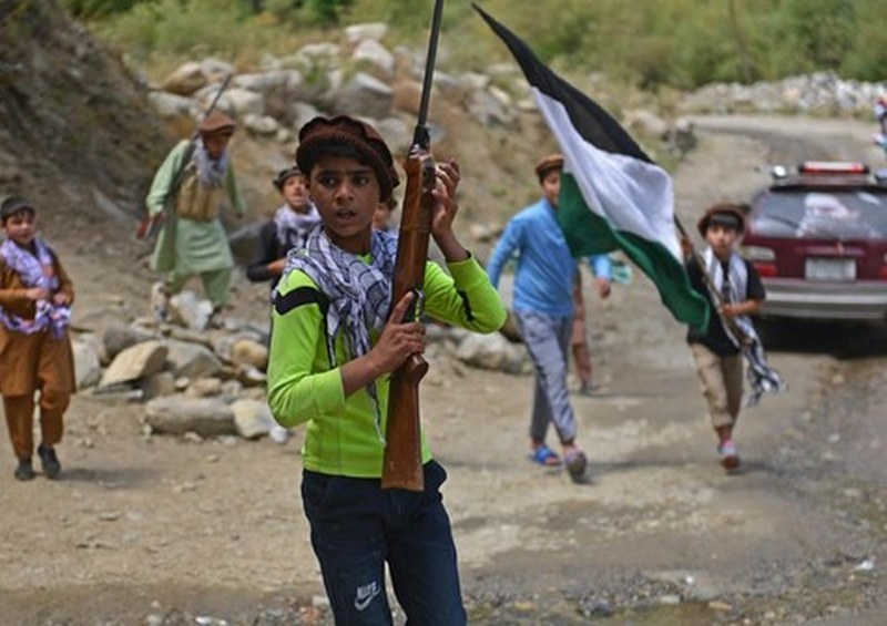 Niños armados se unen a la resistencia contra los talibanes
