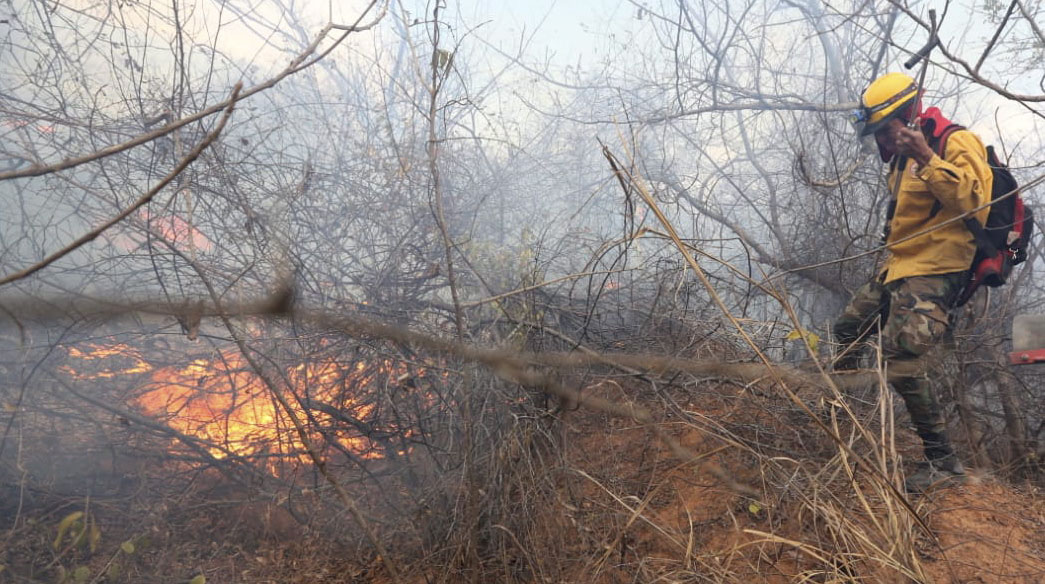 El viento y la sequía reactivan incendios en Roboré y San Matías