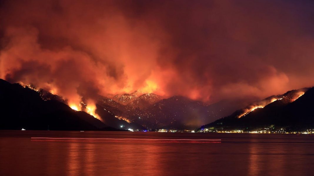 Grecia, EE.UU. y Turquía enfrentan intensos incendios que devoran todo a su paso