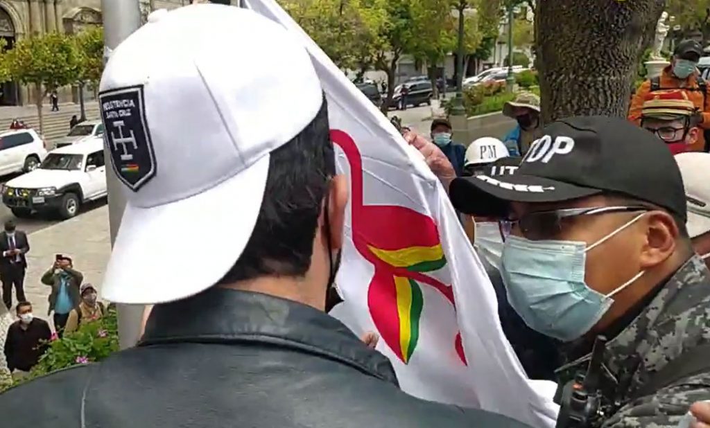 Uniformados impiden la iza de la Bandera del Patujú en Plaza Murillo