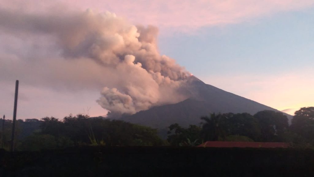 En Guatemala un volcán atraviesa fase eruptiva con explosiones