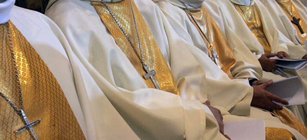 Exigen renuncia de obispos en Francia por casos de pederastia