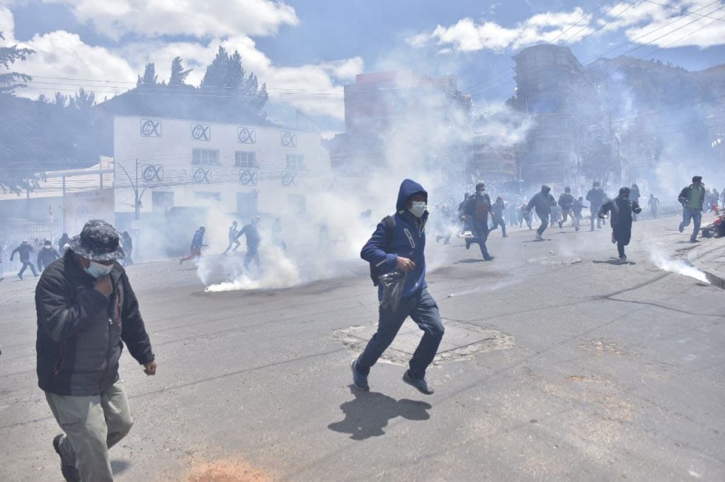 Se registran enfrentamientos y gasificación entre policías y cocaleros en La Paz