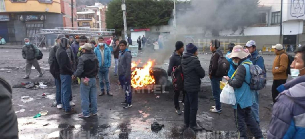 Cocaleros cumplen vigilia en La Paz para resguardar instalaciones de Adepcoca