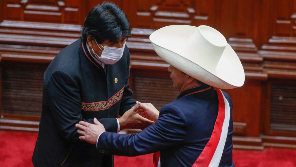 CC denuncia que Evo Morales viajó en calidad de diplomático a Perú