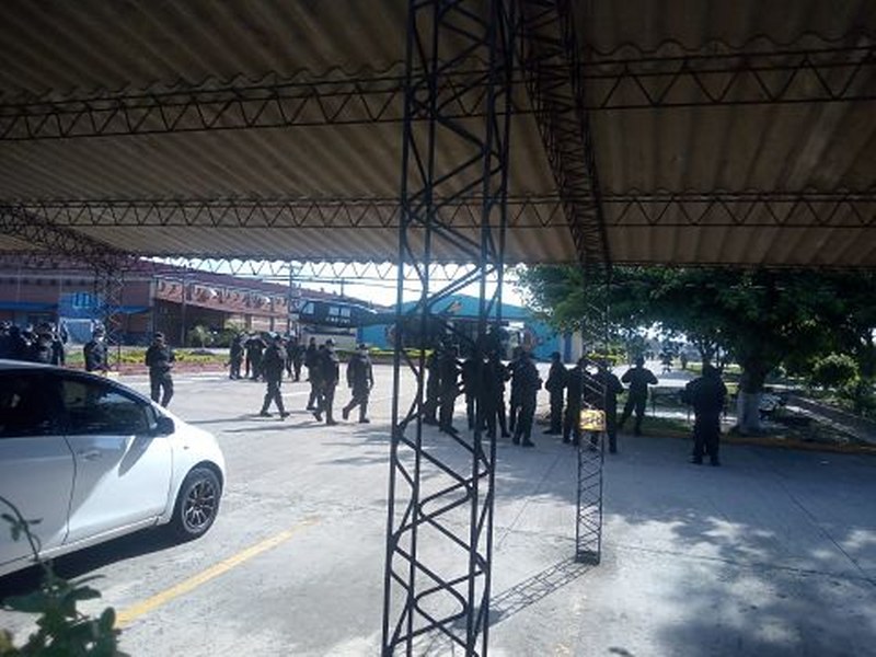 Policías de La Paz llegan a Santa Cruz par reforzar operativos de desbloqueos