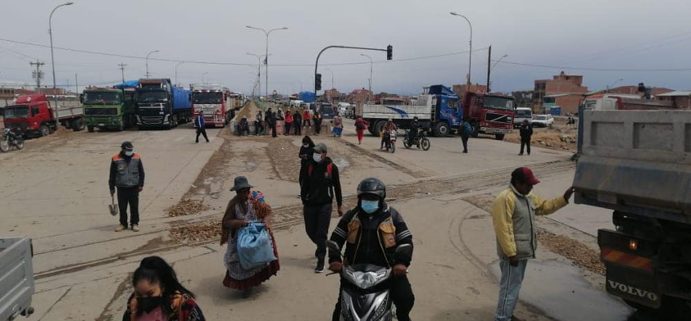 Transporte bloquea la ciudad de Oruro y exige destitución de tres funcionarios ediles