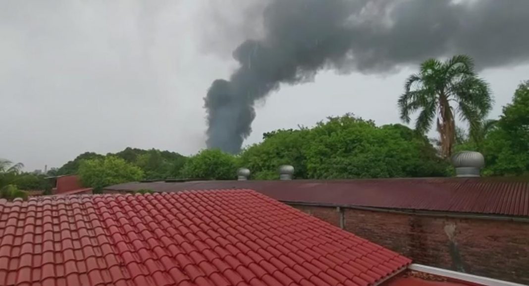 Fuga de combustible de un camión cisterna provoca incendio de gran magnitud en Santa Cruz