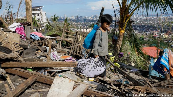 Más de 300 personas pierden la vida luego del tifón “Rai” en Filipinas