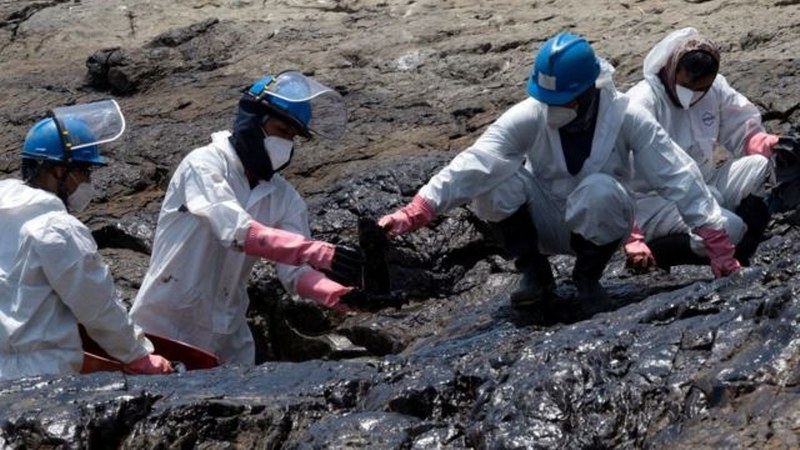 Perú sufre derrame de petróleo a causa de la erupción del volcán en Tonga