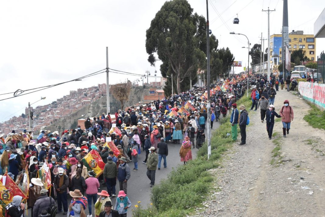 Sectores de El Alto marchan contra la exigencia del carnet de vacuna anticovid