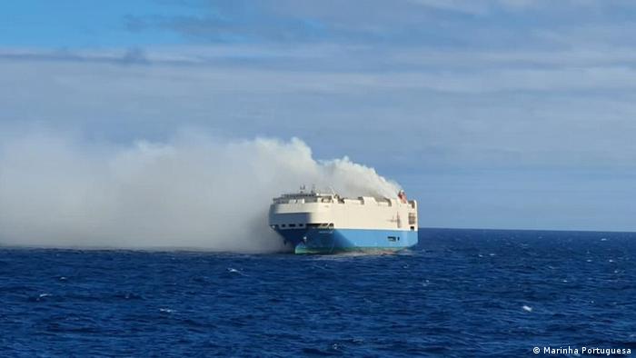 Automóviles de lujo se incendian en un barco mercante en medio del Atlántico