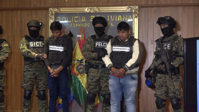 Policía presenta a dos “pisacoca” acusados de estar vinculados con el narcotráfico