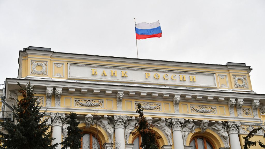 Banco de Rusia restringe montos elevados de dólares a ciudadanos
