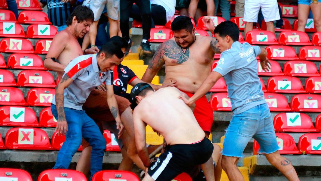 Liga mexicana prohíbe ingreso de barras visitantes a estadios