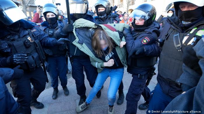 Más de 1.000 personas fueron arrestadas hoy por protestar en Rusia contra la invasión en Ucrania