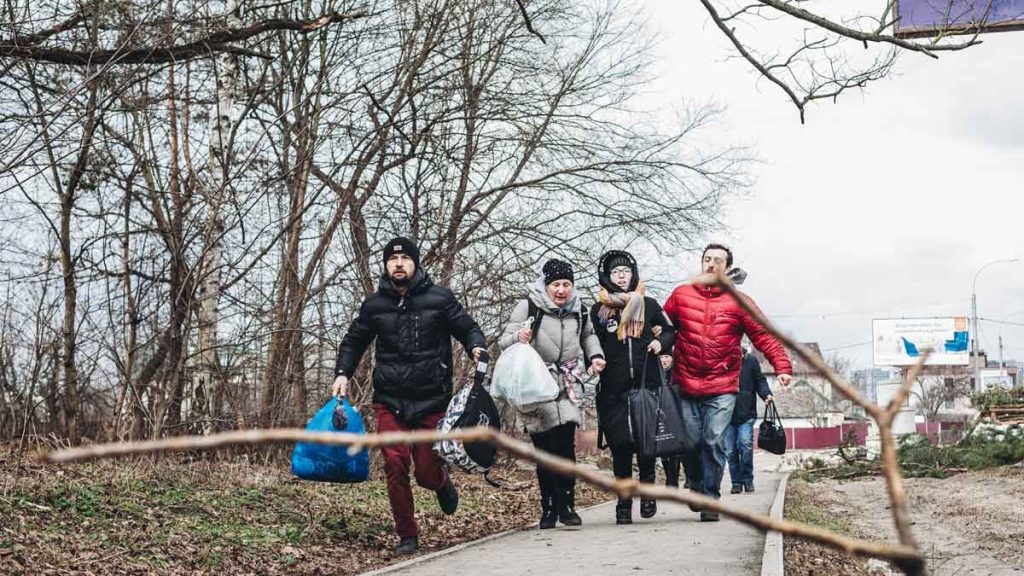 En Ucrania reanudan evacuaciones de civiles por corredores humanitarios